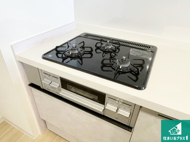 ダブル高火力Ｓｉセンサー付きコンロ！3口あるので、まとめて料理をする時も大活躍！