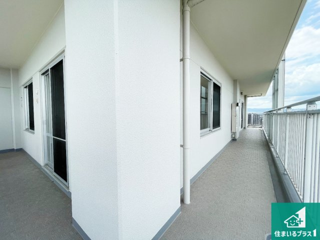 ワイドバルコニーは洗濯物を干すスペースが広いのでご家族が多くても安心！