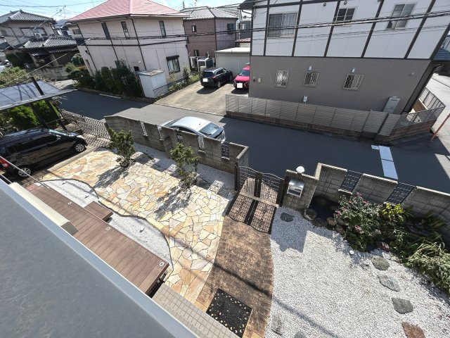 前面6ｍ道路で車のすれ違いにもゆとりがあります