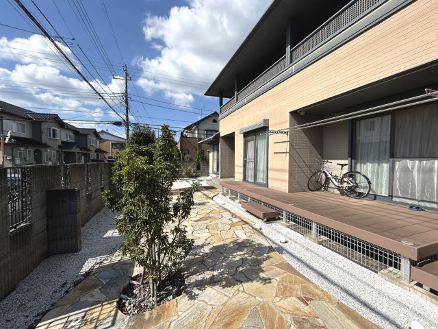 広いウッドデッキつきでお外でのんびりした時間が過ごせます
