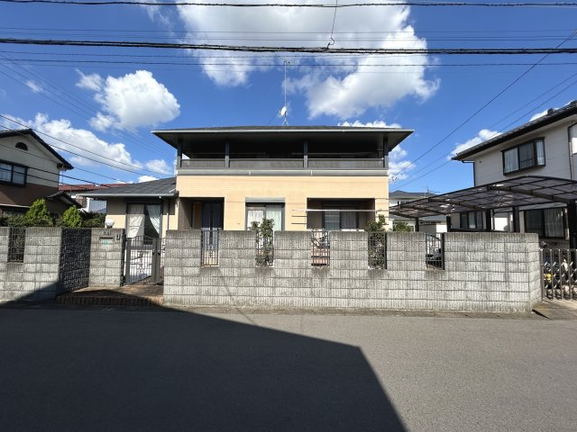 前面道路から見た全体の外観