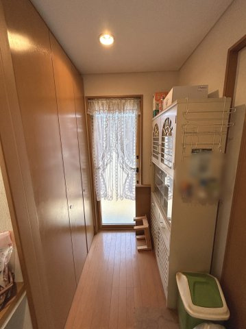 キッチン背面には荷物を置いたり家事のスペースとして活躍するユーティリティスペースがあります