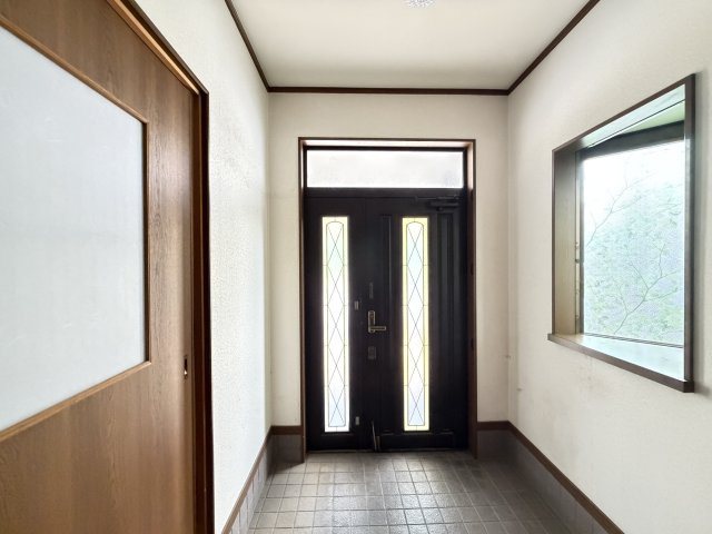 親子扉の広い玄関です