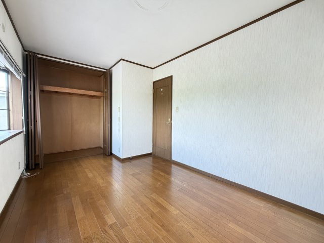 大きいクローゼットのある洋室です