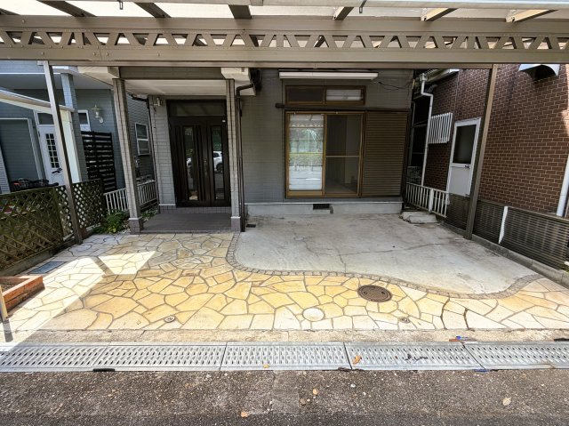 屋根付きの駐車スペースで、雨の日の乗り降りもスムーズ