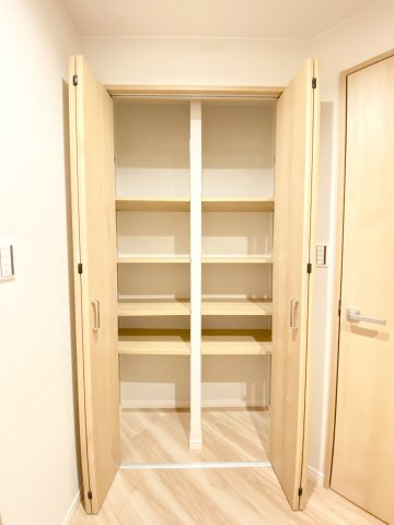 玄関収納、玄関にも収納があって便利です♪