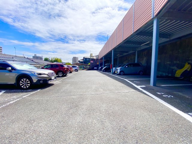 敷地内平面駐車場屋根付きの場所もあります♪