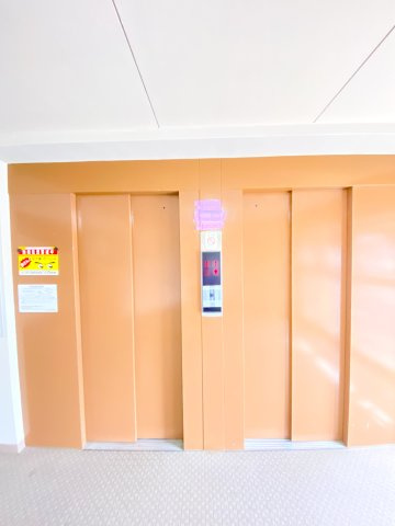 エレベーターが2機あって朝の混雑時でも困りません♪