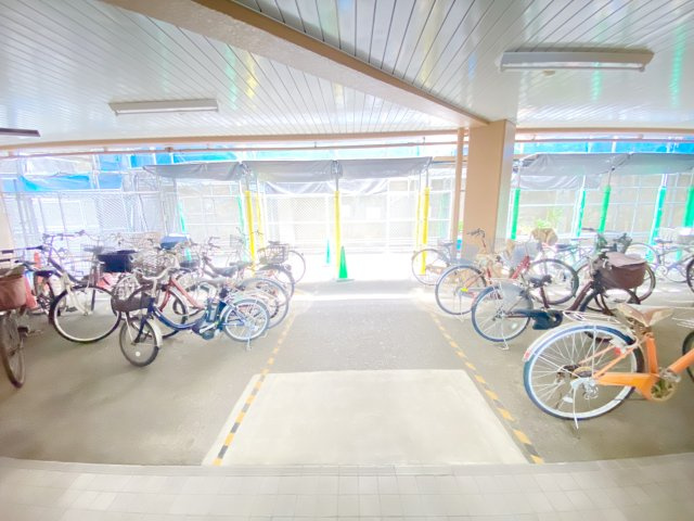 屋根付きの駐輪場で雨の日も安心ですね♪