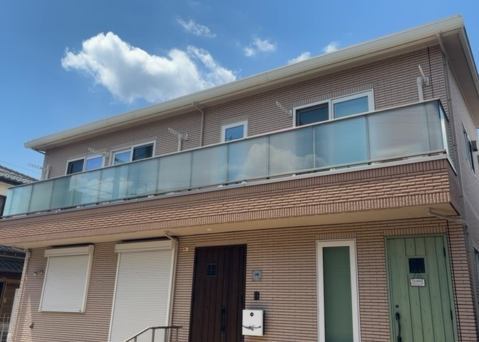 バルコニーは、室外の専用スペースのうち、「屋根がなく開放された空間」であるものを指します。ベランダより広いタイプのものが多く、日当たりもよいため家庭菜園などを楽しみたい人にとって適した環境となります。