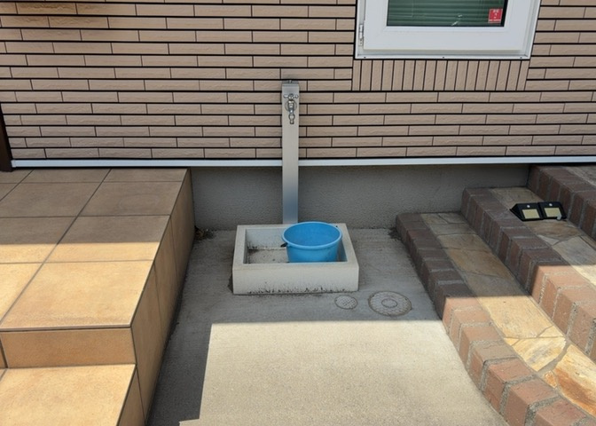 敷地内に散水栓や立水栓があると便利です。水道水を直接利用できるため、水を運ぶ手間を省くことが出来ます。大量の水を必要とする洗車作業や清掃などに役立ちます。その他設備とあわせて、現地でご確認ください。