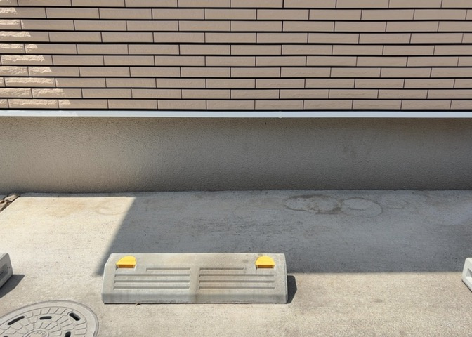 床下換気口は、床下に湿気がこもることを防ぎ、効果的に換気を行うために設置されています。床下換気口が設置されていない建物は、基礎パッキング工法などにより換気を行なっています。詳細は現地でご確認ください。