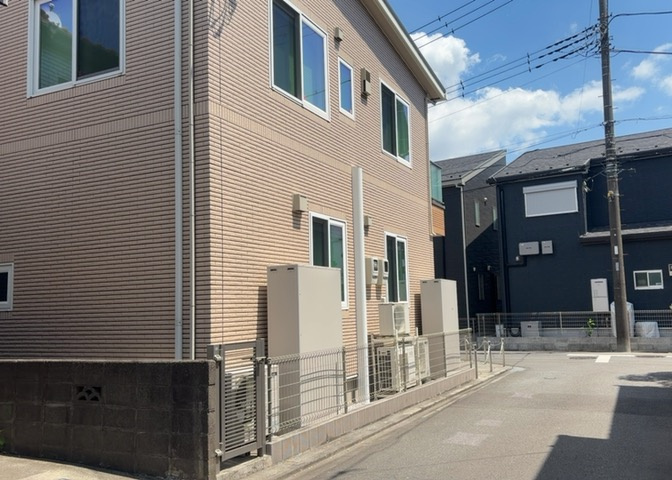 南側道路の場合は長い時間光を入れ込むことができるため、庭やリビングを道路側に持ってくることが多く土地価格も高い傾向にあります。一方北側道路だとリビングや庭が南側になりプライバシーを守ることができます。