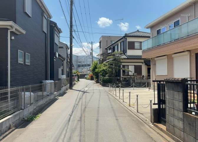 東側道路の場合は居室を南向きに設計しやすいため、朝日が入りやすいというメリットがあります。一方、西側道路も東側同様に居室を南向きに設計しやすいのですが、住宅地だと朝日が入りにくいという弱点があります。