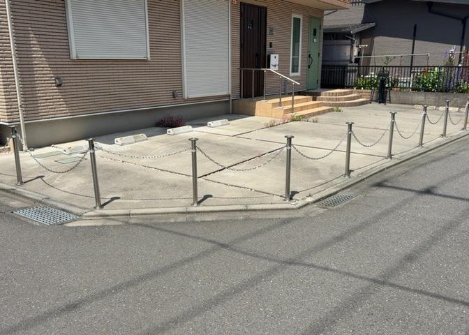 車一台あたりに必要なスペースは、標準サイズの普通自動車で横幅2m50cm、長さ5mは必要になります。ただし、乗降のことも考慮して横幅3m30cm、長さ5m50cmほどは確保できるところを選びましょう。