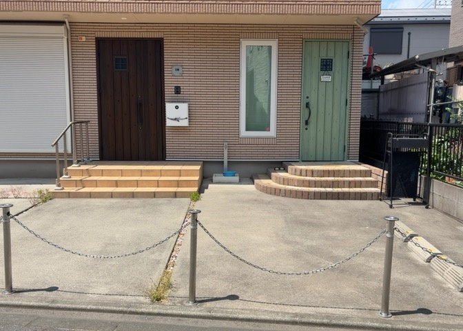 庭のある家に住むことのメリットとして、子どもたちの遊び場を確保できること、ガーデニングや家庭菜園を楽しめること、明るさを確保できることがあります。また、配置を工夫することでプライバシーが確保できます。