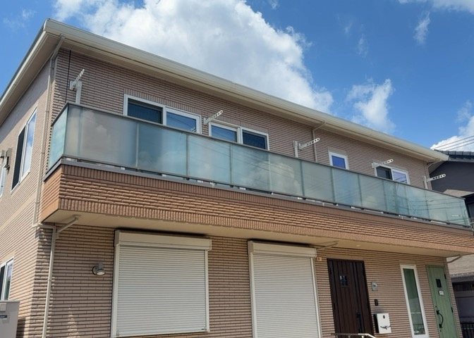 バルコニーは、建物内から室外へ楽に出入りできる便利なスペースです。また、バルコニーには手すりを付けることが義務付けられており、手すりの高さは110cm以上で施工することが建築基準法で定められています。