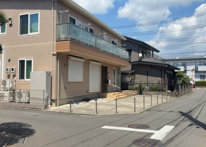 住宅用の土地では前面道路に2m以上接していなければならないと法律で定められています。しかし、お持ちの車のサイズやライフスタイルなどにより、2mでは利便が悪い場合もございますので、事前に確認しましょう。