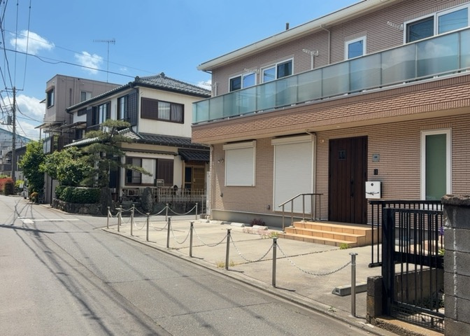 道幅が広い場所は日当たりや風通が良好です。幅が広いのですれ違いも可能ですし大きな車でも駐車可能！一方で、大型車が通ることも多くなるため交通量の増加により騒音に繋がります。また土地の値段が高くなります。
