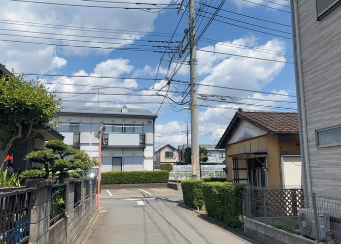 桜や紅葉の名所に出かける人は多いと思いますが、家にいながら季節の移ろいを感じる生活を送りませんか？リビングや窓から見える景色が生活を彩るワンポイントに！現地から見える景色を堪能してみては如何でしょう。