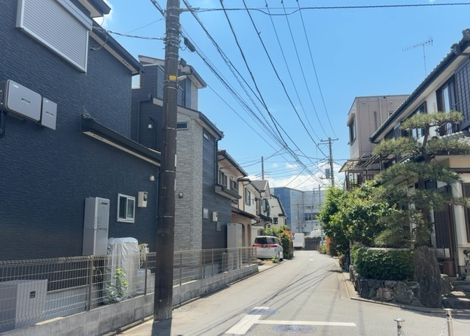 眺望を気にして物件を探す場合、前面に建物が建っていないか現地で確認しましょう！前面に建物があると景色はもちろん、日当たりや風通しにも影響が出てきます。住んだ時のことを想像しながら現地見学をしましょう。