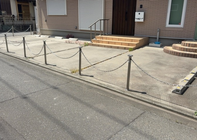 駐車場と明記されていても、最小スペースでつくられた駐車場だと大型車は駐車できなかったり、出入りしにくくなったりする可能性があります。お車のサイズと購入したい物件の駐車場のサイズを現地で確認しましょう。