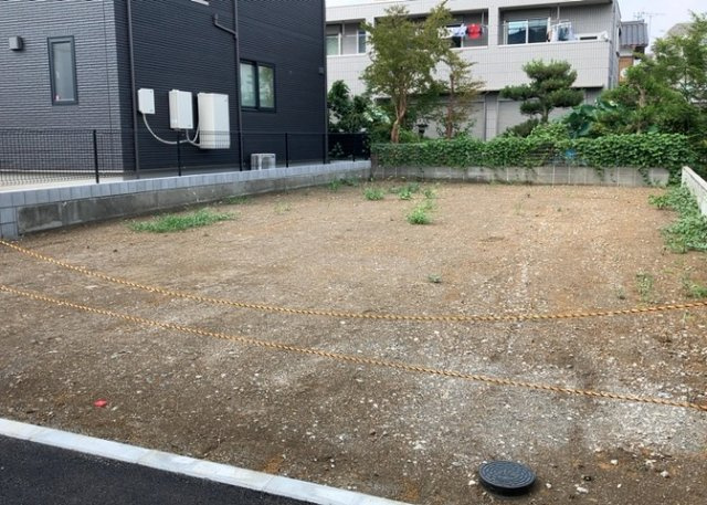 土地の形が極端に長細かったり、狭小地、あるいは道路との高低差がある傾斜地だった場合、後々売ろうとしても買い手がつかない場合もあります。後々、売却することになった時に価値の下がらない土地を選びましょう。