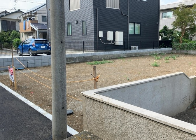土地の面積＝住宅面積ではありません。建ぺい率の問題などで、土地のある場所によって住宅を建てられる面積は限られています。高さもしかり、「土地」という言葉の中には、建築条件も含まれると考えておきましょう。