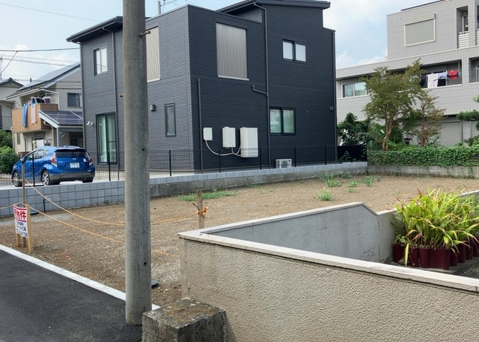 家を建てる場合、方位は要チェックです。現実的に日当たりのよい家ならばリビングは南側、建築基準法でも北側に当たる家への配慮は求められています。土地を見学に行く際は、方位磁針を持って行くようにしましょう。