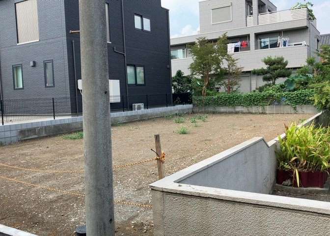 土地を買う際、住む地域の自治体や福祉の補助制度にも注目してみましょう。子供や老人の医療補助やゴミ出しのルールなど、自治体によってルールに大きな違いがあるため、暮らしやすい土地で判断するとよいでしょう。