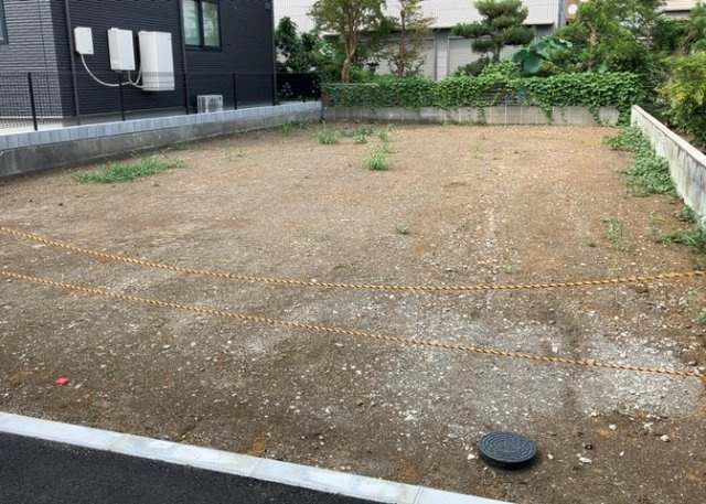 土地の前の道路に消火栓が設置されていることがあります。この場合、道路交通法第45条第1項により、駐車禁止の場所が指定されています。そのため、車庫などの駐車スペースをつくることができない場合があります。