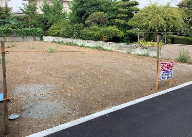 現地に行くなら、物件の周囲の地形がどうなっているかを見ることも大切です。周辺より低くなっている土地では、大雨などで水が集まりやすいため、地盤が弱くなっているということも考えられるため、注意が必要です。