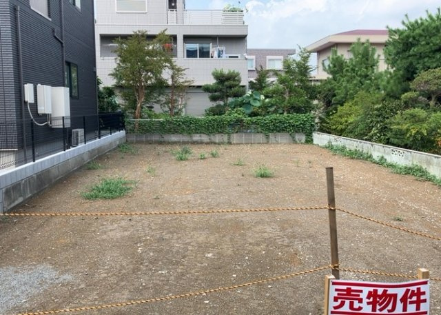 土地購入を検討されている場合、境界杭がない状態で購入してしまうと境界確定測量をする必要があり、費用がかかります。購入の前に、売主、隣土地所有者立ち合いのもと境界を確定し境界杭を設置するのがベストです。