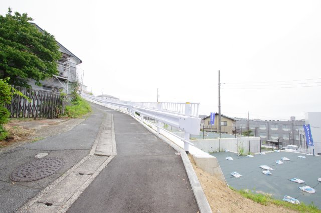 西側道路。右が1区画