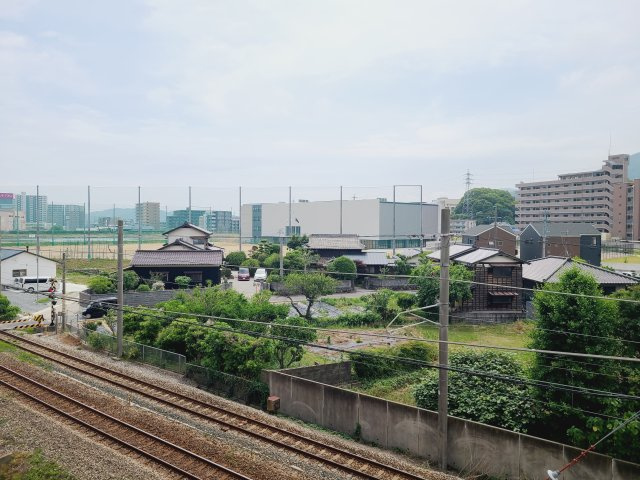 〇バルコニーからは気持ちの良い眺望が広がり、周船寺中学校が望めます。
