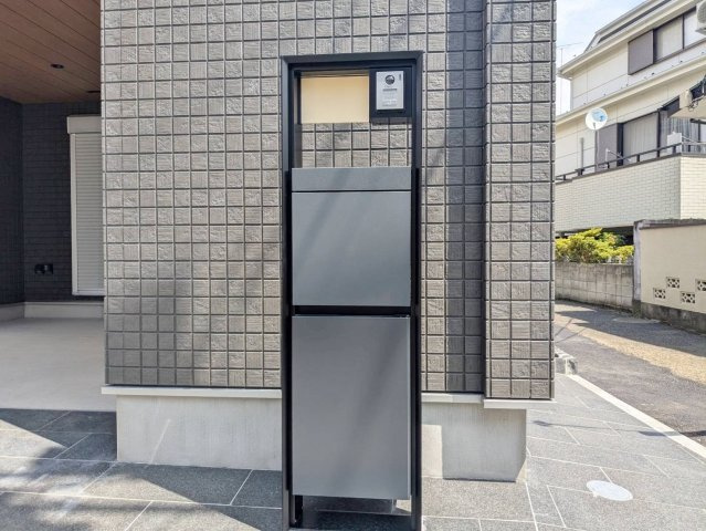 お留守がちなご家庭に便利な宅配ボックスを装備　不在に関わらず安全かつ非対面で荷物を受け取れます　防犯性の向上や、時間を気にせずネット通販を利用できます　※グランイーズ施工例