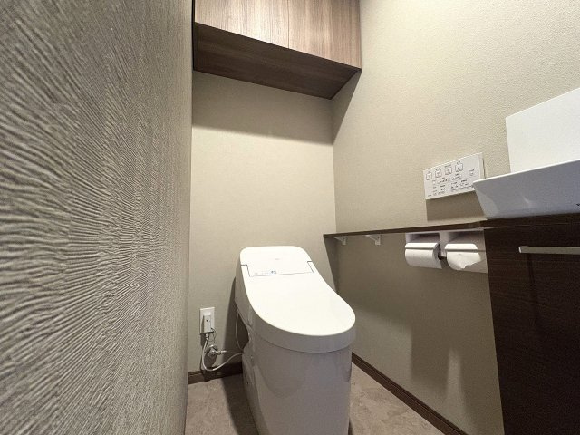 手洗いカウンター付きの、落ち着きある快適なトイレ。