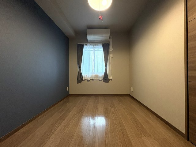 アクセントクロスがおしゃれな、落ち着きのある洋室。