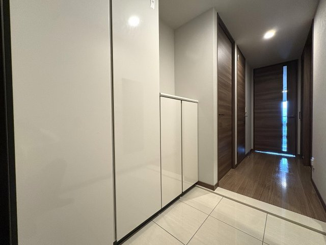 大容量のシューズ収納を備えた、すっきりとした玄関。