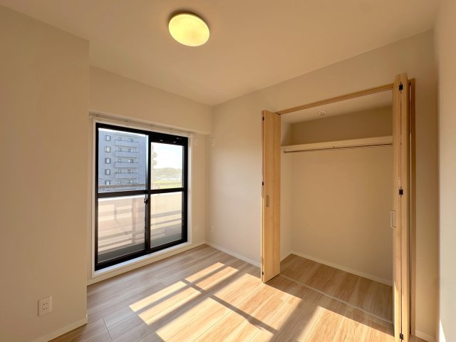 洋室4.2帖　間取り図右真ん中の部屋