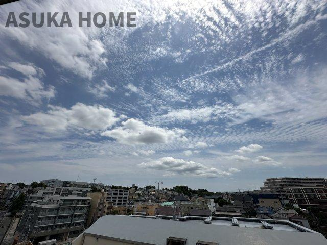 穏やかな街並みを望む見通しの良い景色です。ぜひ実際にご覧になって下さい。