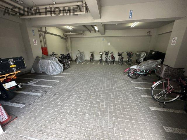 雨や日差しから大切な自転車を守る室内駐輪場。愛車の劣化を防ぎ、雨の日でも快適に出し入れできます。