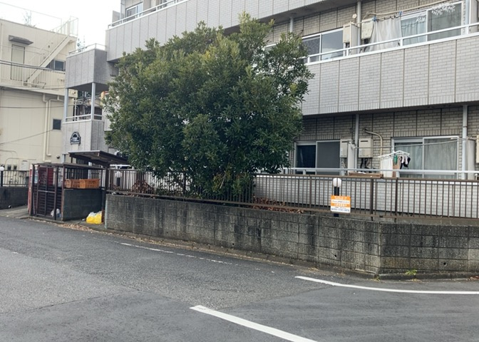 物件によっては、入居者が個人的に使用できる専用庭がついているものもあります。また、住宅の中にある土間の部分を庭と呼ぶこともあります。庭の用途は住む人によって変わり、それによってデザインもさまざまです。