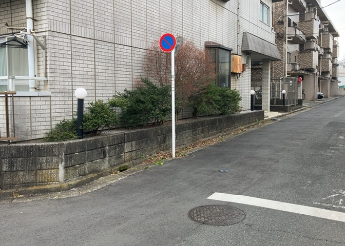 中庭（パティオ）とは、一つの建築物の内部に設けられた、壁などで囲われている庭のことを指します。コの字型、ロの字型が主流ですが、L字型の中庭もあります。最近では、インテリア性の高さからも人気があります。