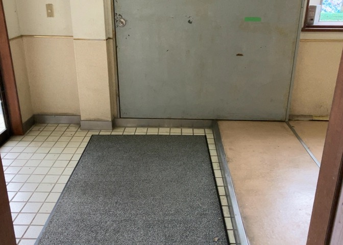 ラウンジは、マンションの共用スペースに椅子やテーブルなどを配置した利用者が寛げる空間です。屋内型ラウンジと屋外型ラウンジがあります。共用部分の管理状況と合わせて、詳細については現地でご確認ください。