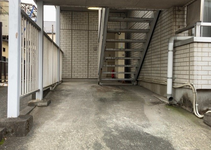 ロビーというと、エントランスと何がちがうの？と思いますよね。実はロビーとエントランスには明確な決まりはありません。物件によっては、エントランスを入って広がるある程度の広さのある空間がロビーとなります。
