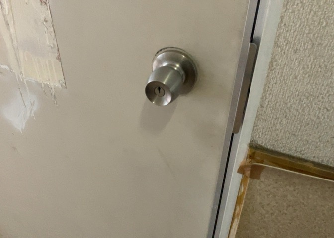 室内の防犯設備もチェックしましょう！モニター付きインターホンが設置されているか、防犯シャッターが設備されているか、ベランダに人が上がってきにくい高さかなどチェックしておくと入居後も安心できるでしょう。