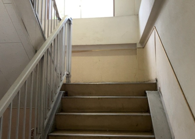 共用部分は、一棟の建物に住む区分所有者全員が共同で所有するとし、共用部分の管理、補修などは、区分所有者で形成される管理組合が行います。個人の判断で勝手に変更することはできませんので覚えておきましょう。