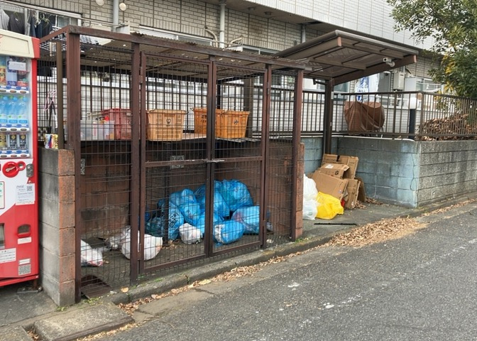 共有部分は、住民なら誰もが使える設備のこと。例えば駐車場やエレベーター、インターネット設備、セキュリティ設備などがあります。他にも、マンションの廊下・外部階段やエントランス・ゴミ置き場などがあります。
