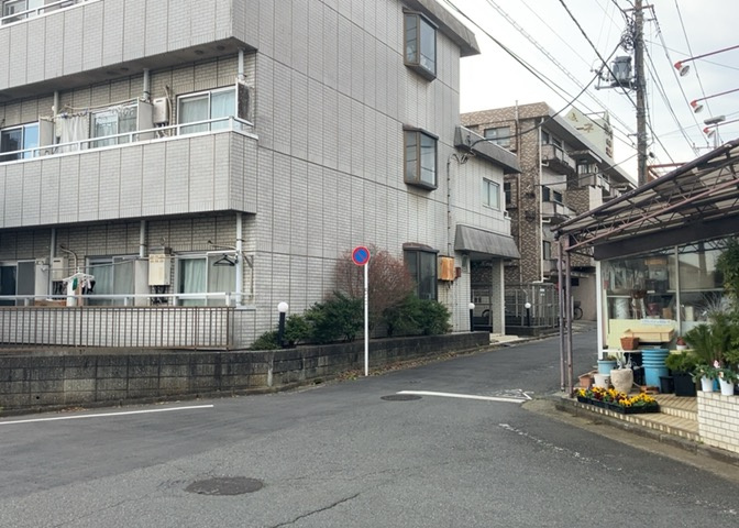 景色重視でお家選ぶをするとスーパーが遠い！学校が遠い！など生活をするうえで利便性で困ることもあります。まず一度現地を見学する際に、周辺の施設などがあるかを確認し、暮らし始めた後のことを想像しましょう。